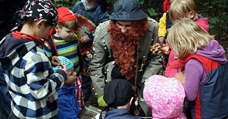 Der Klabautermann trifft Kinder auf einer Piraten-Schatzsuche