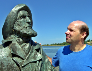 Robert Mingau betrachtet aufmerksam das Fischerdenkmal in Heiligenhafen (es könnte sich auch um den Klabautermann handeln)