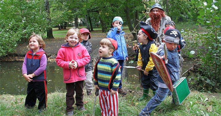 Der Klabautermann von Berlin mit Seemannsoutfit und rotem Bart mit Kindern auf einer Piraten-Schatzsuche
