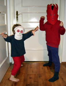 zwei Kinder mit Monstermasken