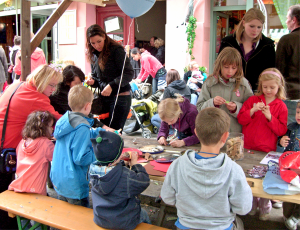Rohrleitungsregatta - Basteltisch mit Kindern auf einem Straßenfest