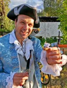 Spielleiter Robert Mingau als Pirat mit einem kleinen Korken-Segelboot in der Hand