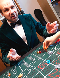 Spielleiter Robert Mingau im eleganten Jacket als Croupier am Roulette-Tisch