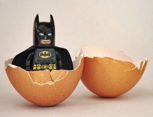 Batman (als Legofigur) schlüpft aus dem Ei