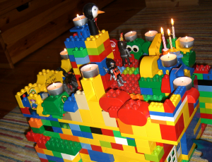 ein illuminiertes Lego-Bauwerk