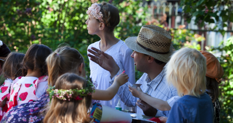 Kinderanimateur Robert Mingau mit festlich gekleideten Kindern bei einer Hochzeit