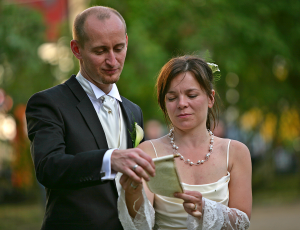 Brautpaar mit einer Schriftrolle in der Hand