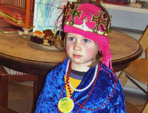 kleiner Junge im Prinzessinnen- oder Königs-Kostüm