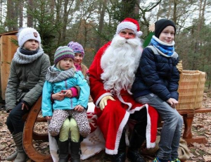Weihnachtsmann mit Kindern auf seinem Schlitten