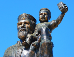 St. Nikolaus-Statue in Myra mit Kind auf der Schulter
